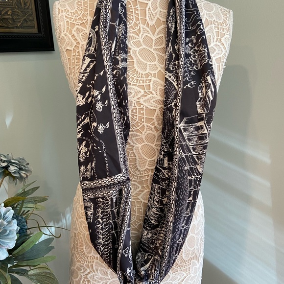 Harry Potter Infinity Scarf - Picture 2 of 3